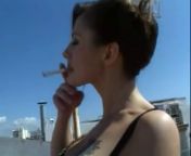 Девушка курит а лилипут пизду ей языком увлажняет